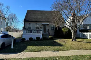 425 Huntington Rd, Stratford, CT 06614 - Photo 1