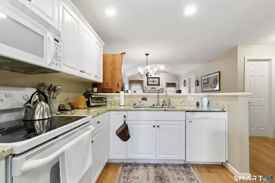 177 Julia Court #177, Newtown, CT 06482 - Photo 5
