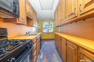 28 Elmhurst St, West Hartford, CT 06110 - Photo 27