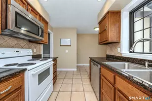 134 Foxwood Close, Milford, CT 06461 - Photo 11