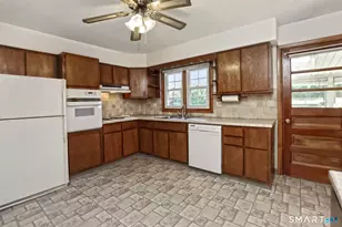 1 Sunflower Cir, West Haven, CT 06516 - Photo 11