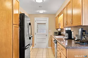 327 Burnham St, Manchester, CT 06042 - Photo 9