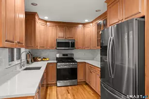 190 Beaumont St, Fairfield, CT 06824 - Photo 13