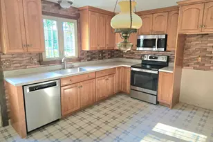 21 Downing Cir, Bloomfield, CT 06002 - Photo 9