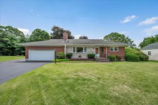 6 Woodlawn Dr, Cromwell, CT 06416 - Photo 1