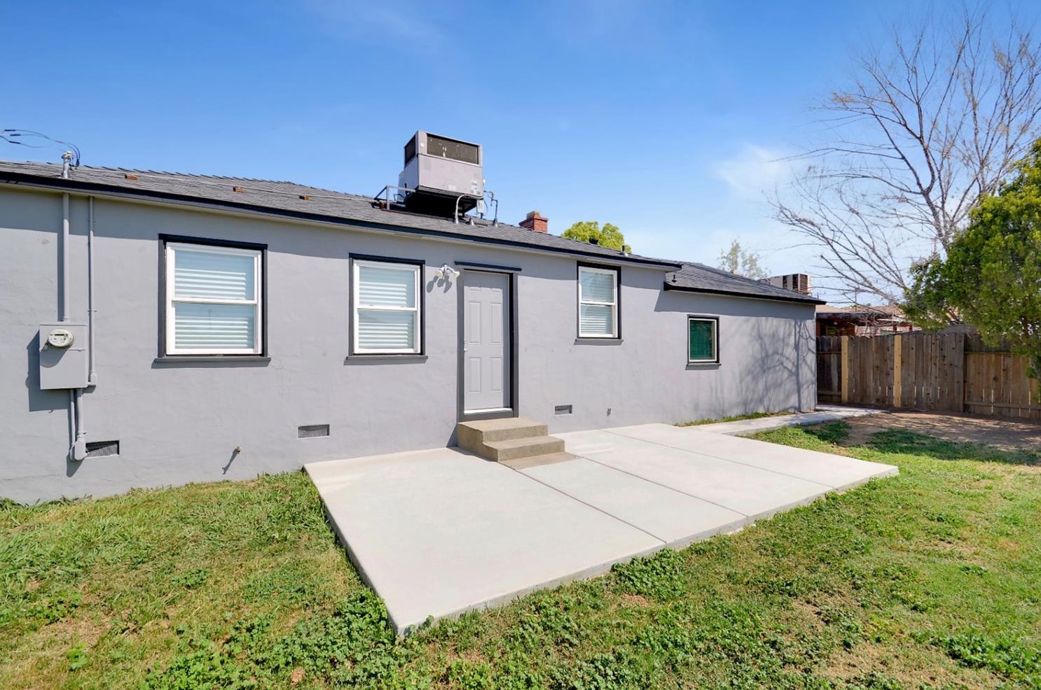 6038 Fruitridge Rd, Sacramento CA  95820-6504 exterior