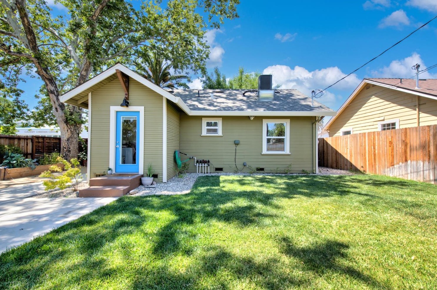 2704 Del Paso Blvd, Sacramento CA  95815-2303 exterior