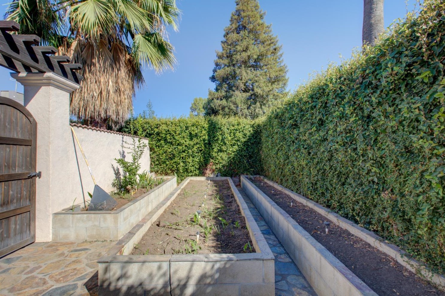 1066 Mirror Lake Dr, Merced CA  95340-0633 exterior