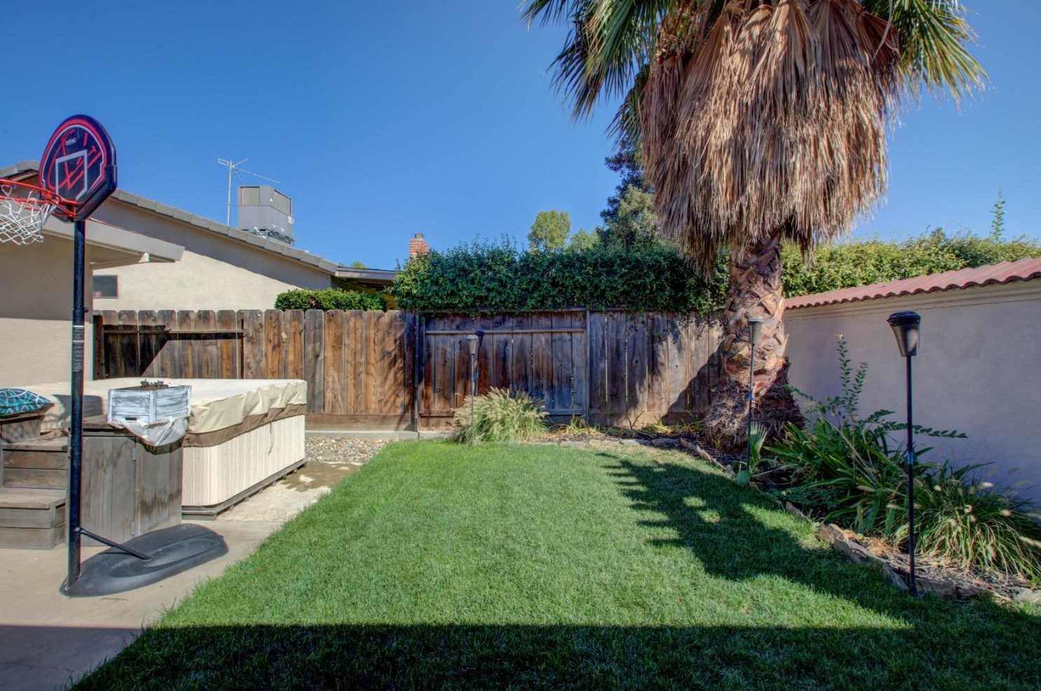 1066 Mirror Lake Dr, Merced CA  95340-0633 exterior