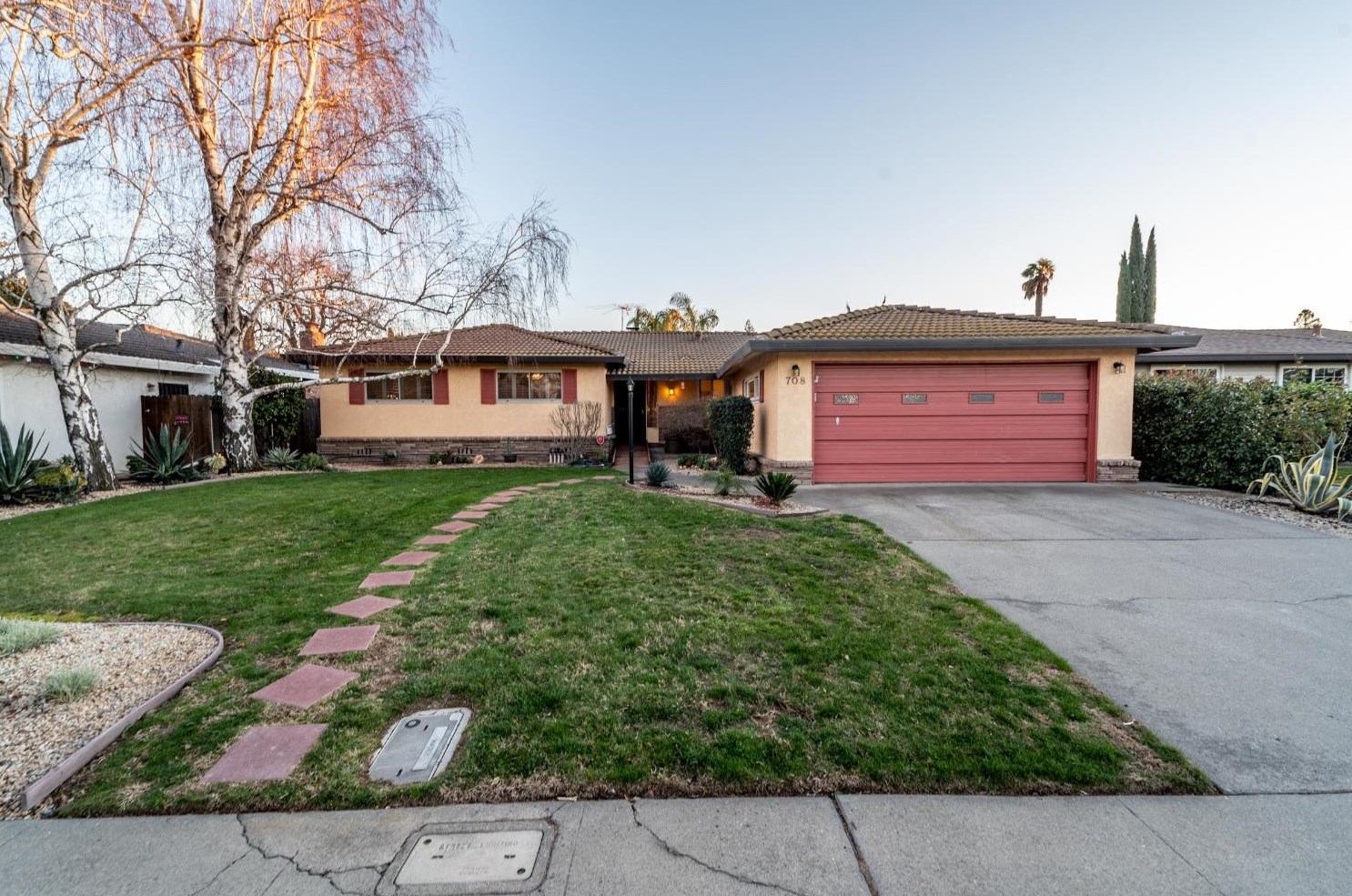 708 Clipper Way, Sacramento CA  95831-1235 exterior