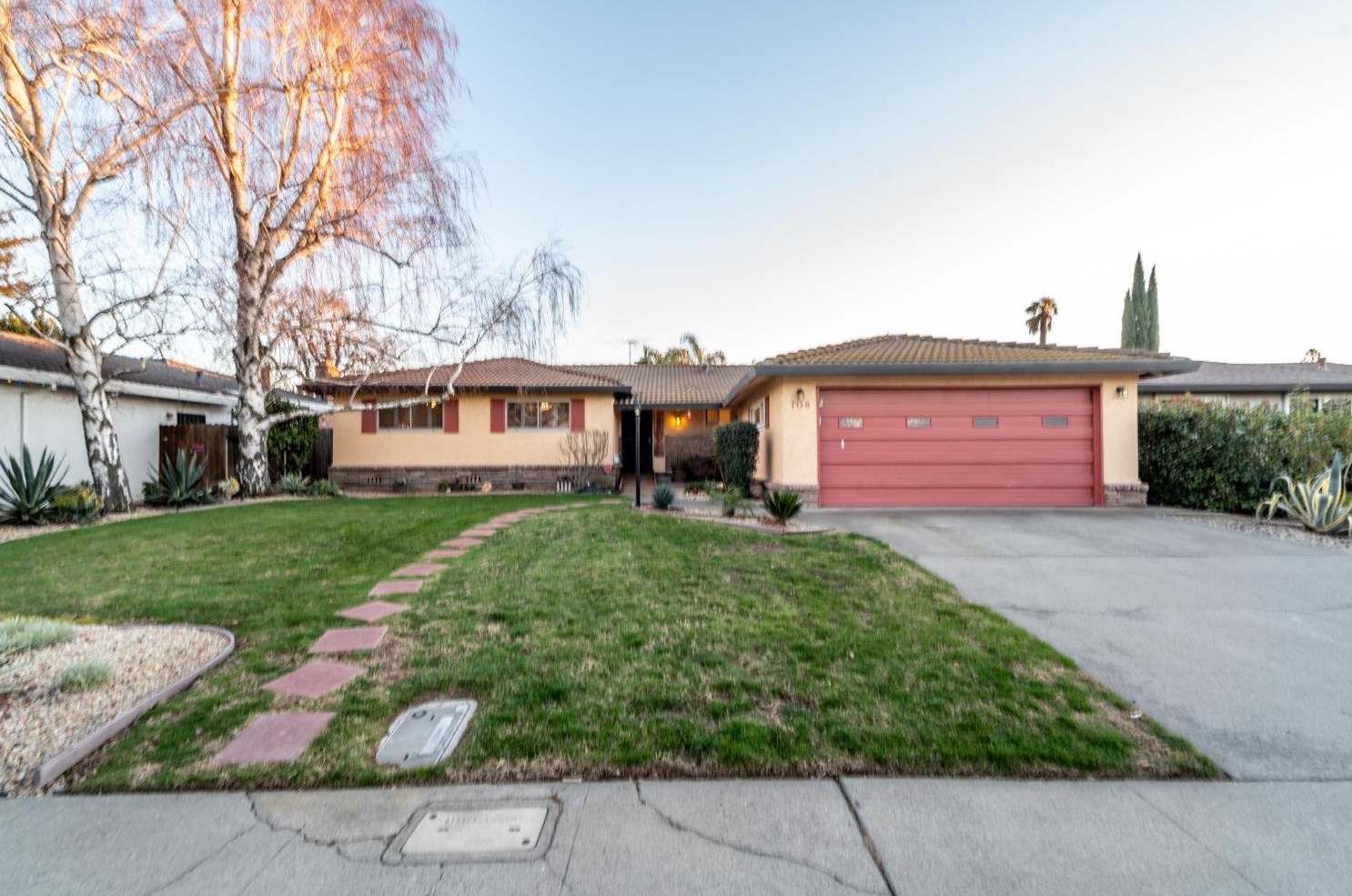 708 Clipper Way, Sacramento CA  95831-1235 exterior