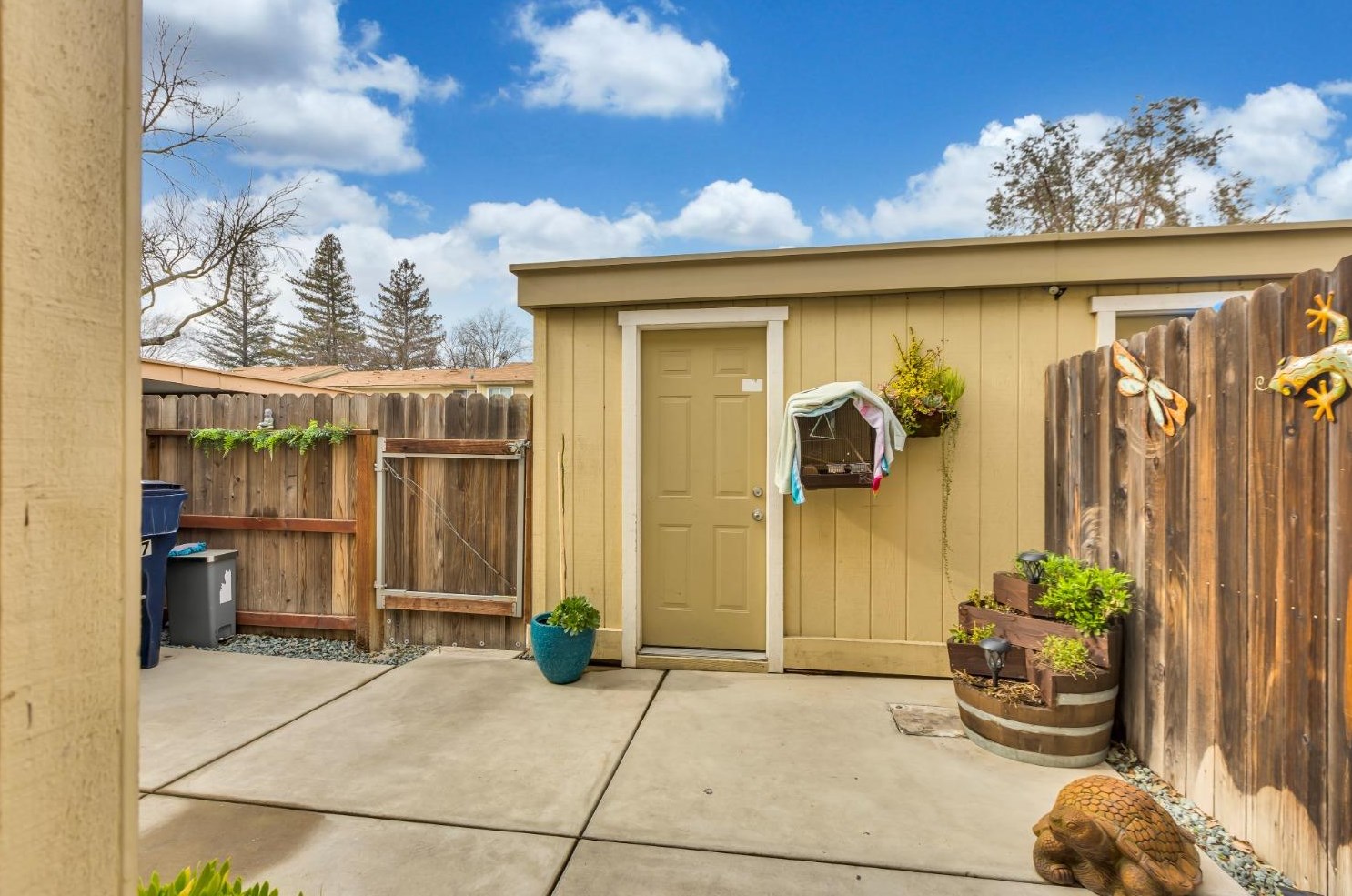 5937 Bamford Dr, Sacramento CA  95823-4632 exterior