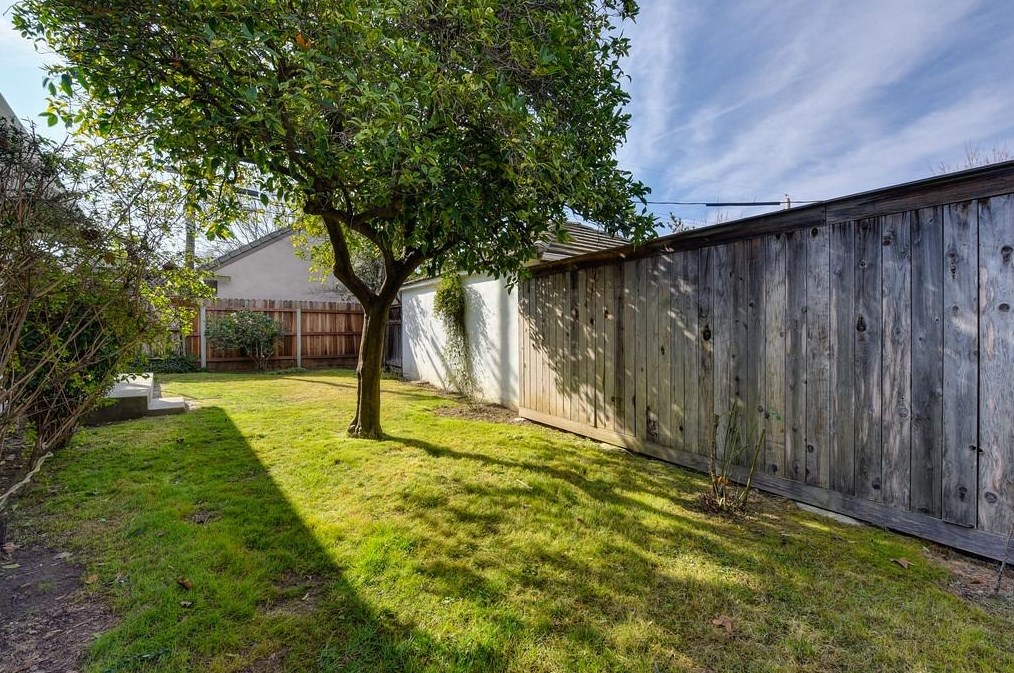 3138 Land Park Dr, Sacramento CA  95818-3757 exterior