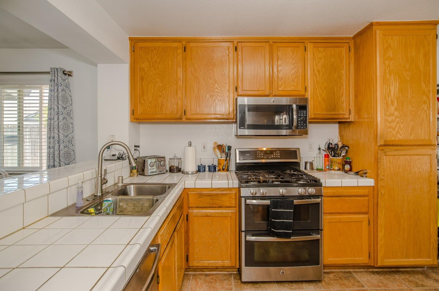 974 Hunter Ln, Woodland CA  95776-5101 exterior