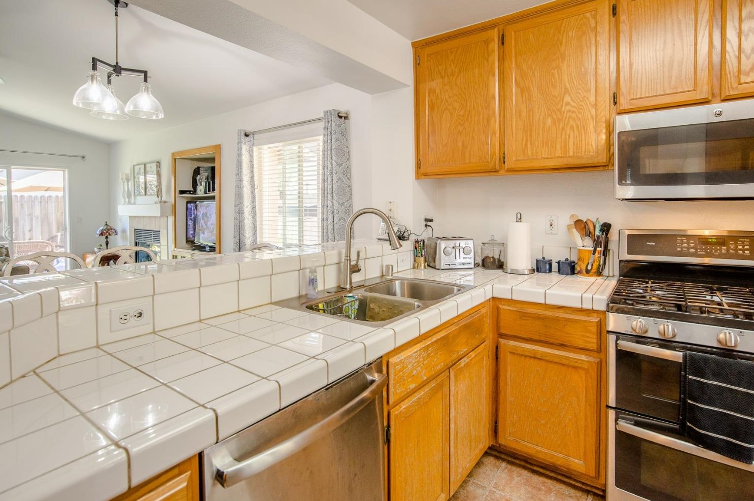 974 Hunter Ln, Woodland CA  95776-5101 exterior