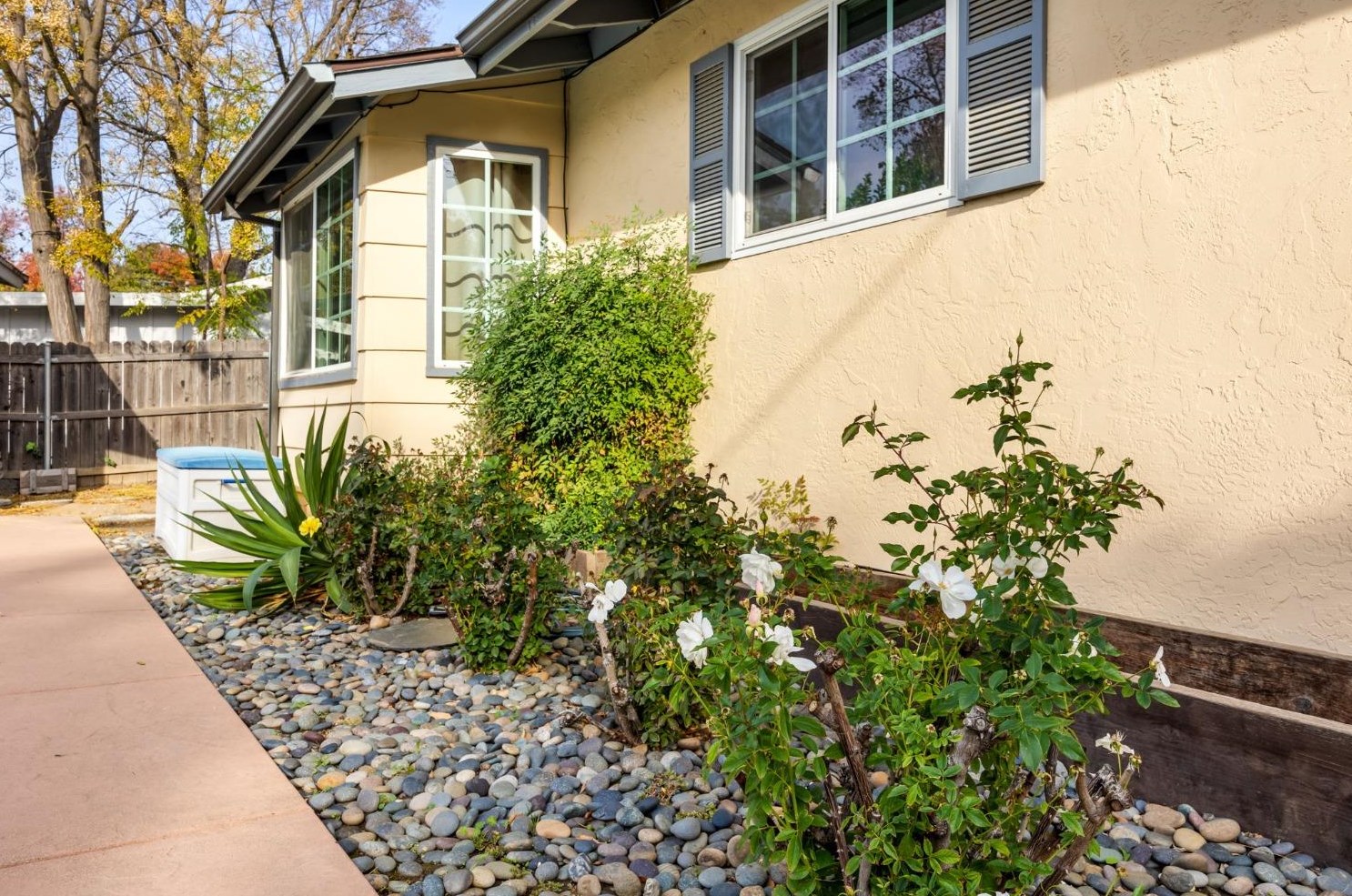 1619 Baywood Ln, Davis CA  95618-1404 exterior