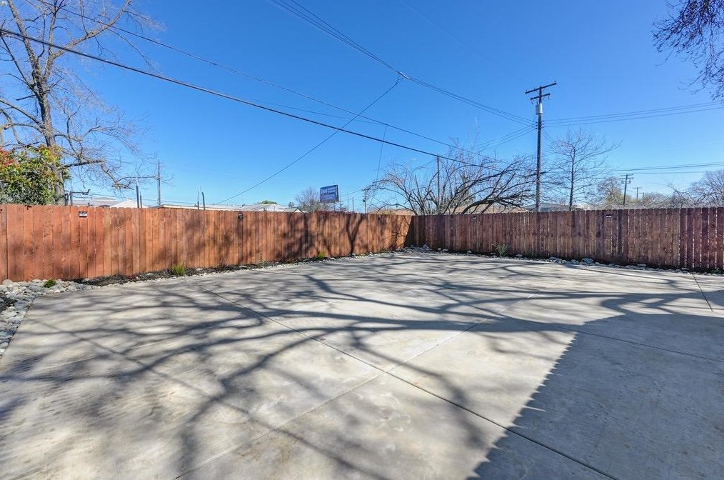 2845 32nd Ave, Sacramento CA  95824-1009 exterior