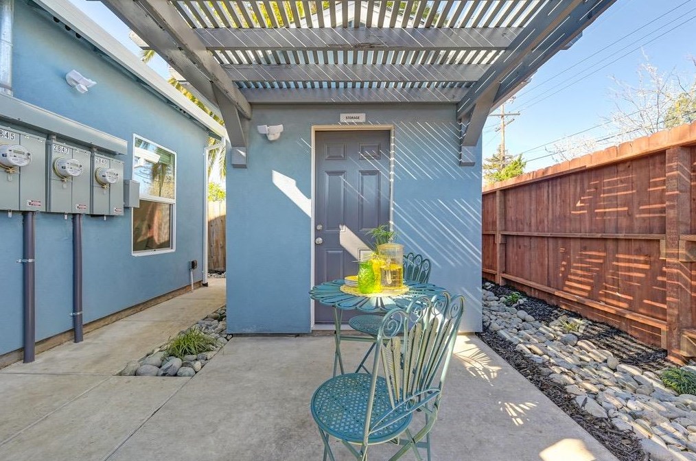 2845 32nd Ave, Sacramento CA  95824-1009 exterior