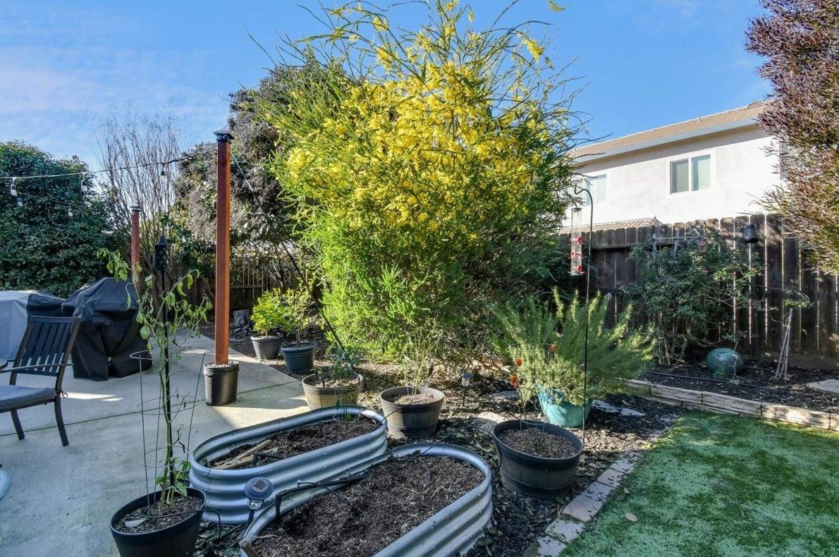 1073 Tres Picos Dr, Yuba City CA  95993-5259 exterior