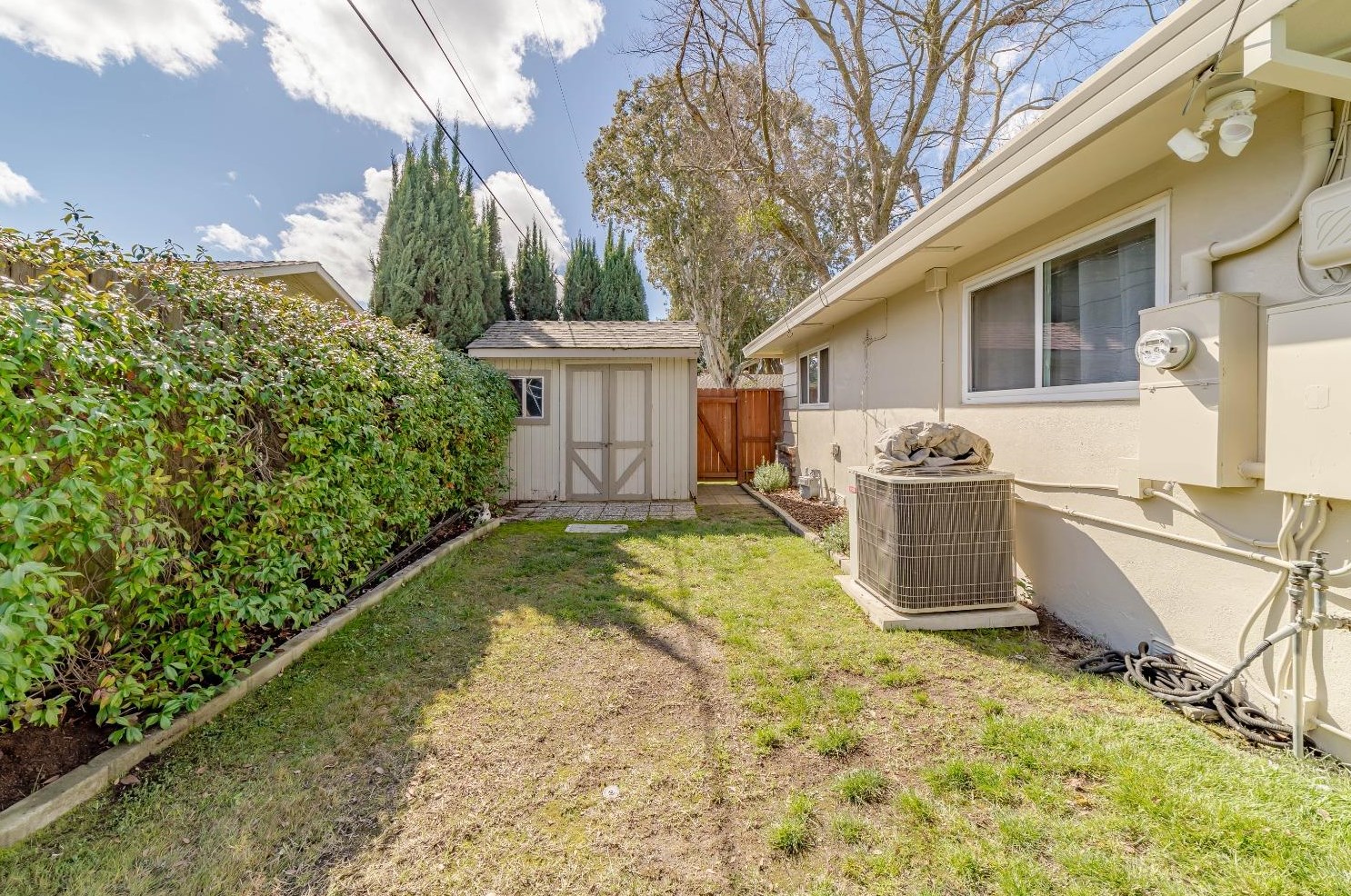 6601 Fordham Way, Sacramento CA  95831-2221 exterior