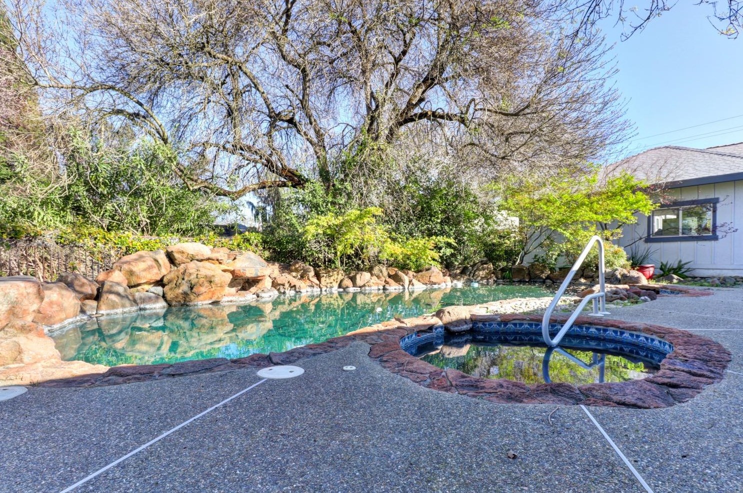 8677 Elm Ave, Citrus Heights CA  95662-2613 exterior