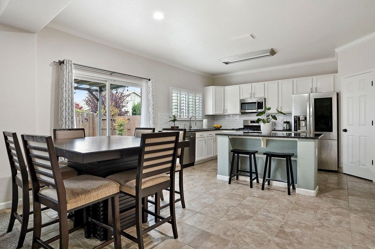 2325 Victory Ln, Turlock CA  95380-8423 exterior