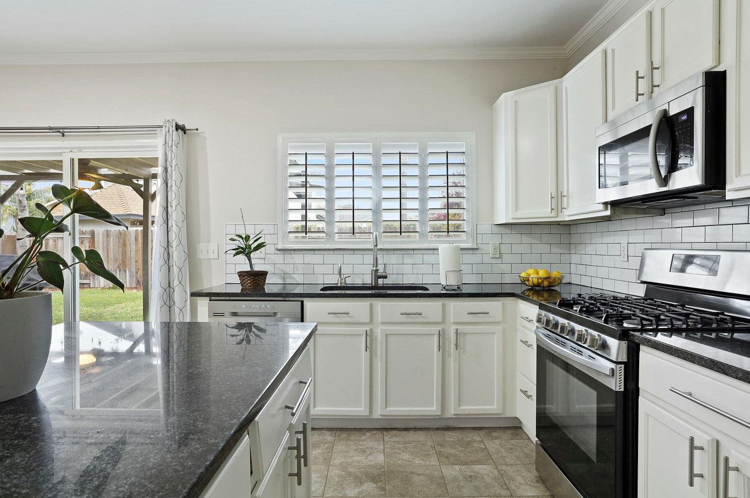 2325 Victory Ln, Turlock CA  95380-8423 exterior