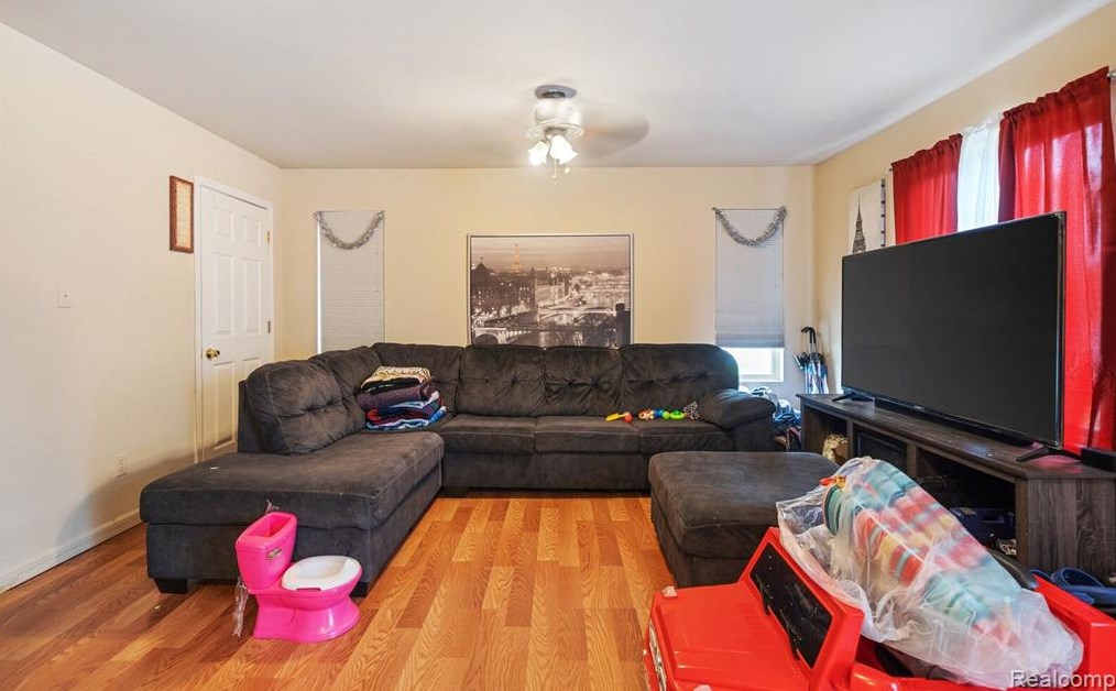 8725 Dodge Ave, Warren MI  48089-2488 exterior