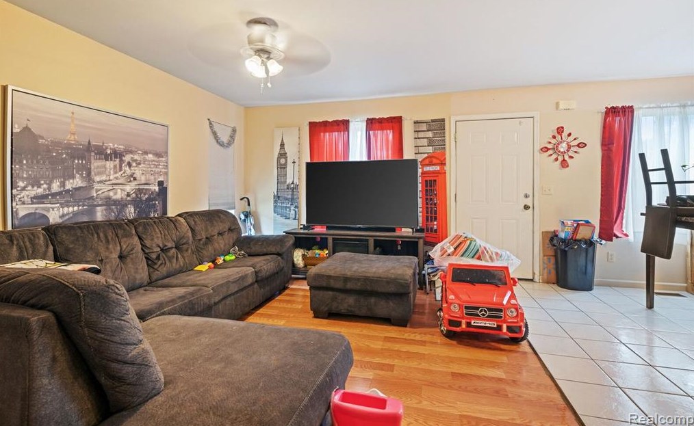 8725 Dodge Ave, Warren MI  48089-2488 exterior