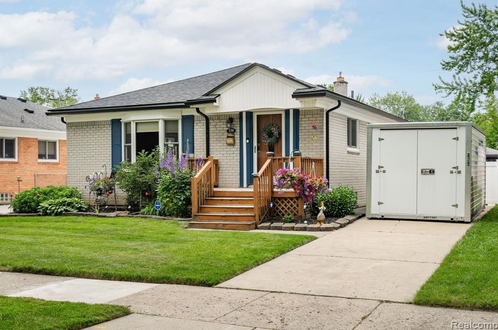 536 Redruth Ave, Clawson, MI 48017