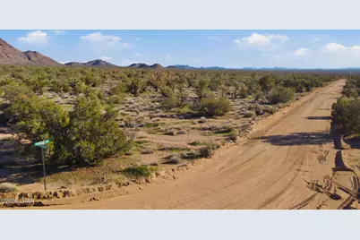 000 E Cactus Wren Dr, Yucca, AZ 86438 - Photo 13