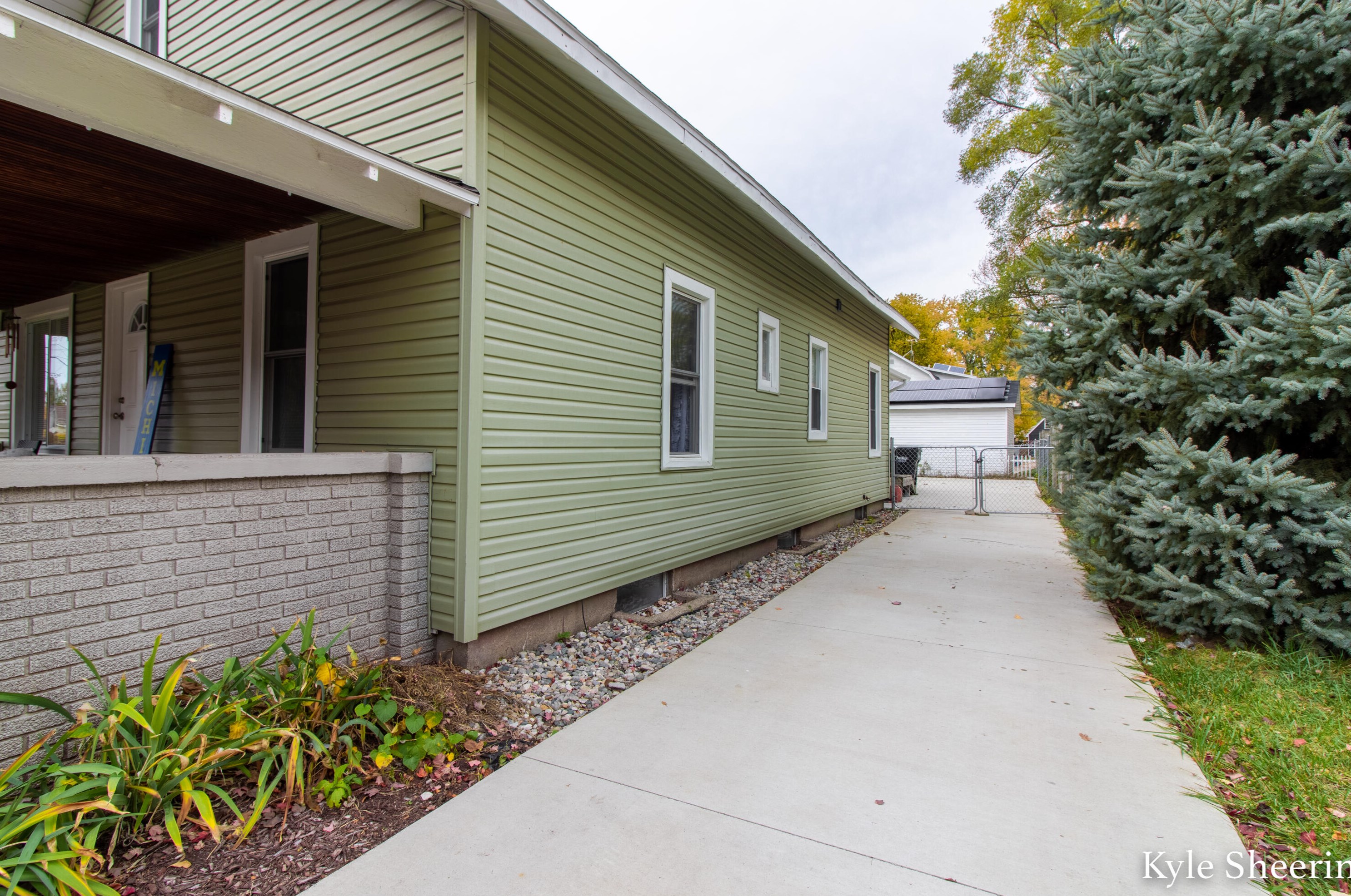 127 Frontenac St, Grand Rapids MI  49548-2238 exterior