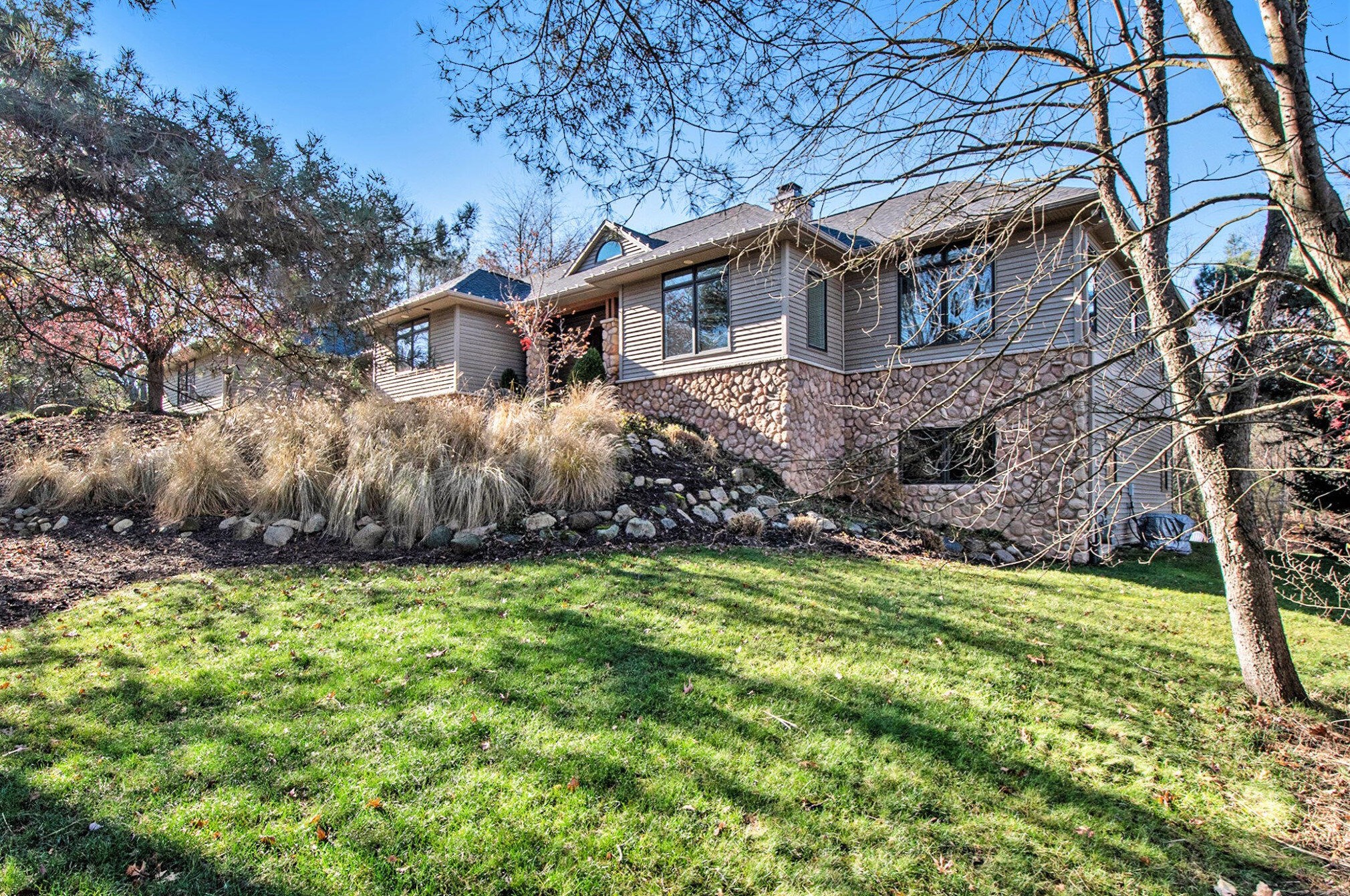 8134 Crancreek Dr, Ada MI 49301-8898 exterior