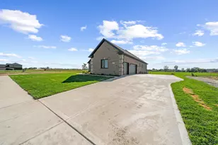 8127 Hunters Ridge Dr, Newport, MI 48166 - Photo 5