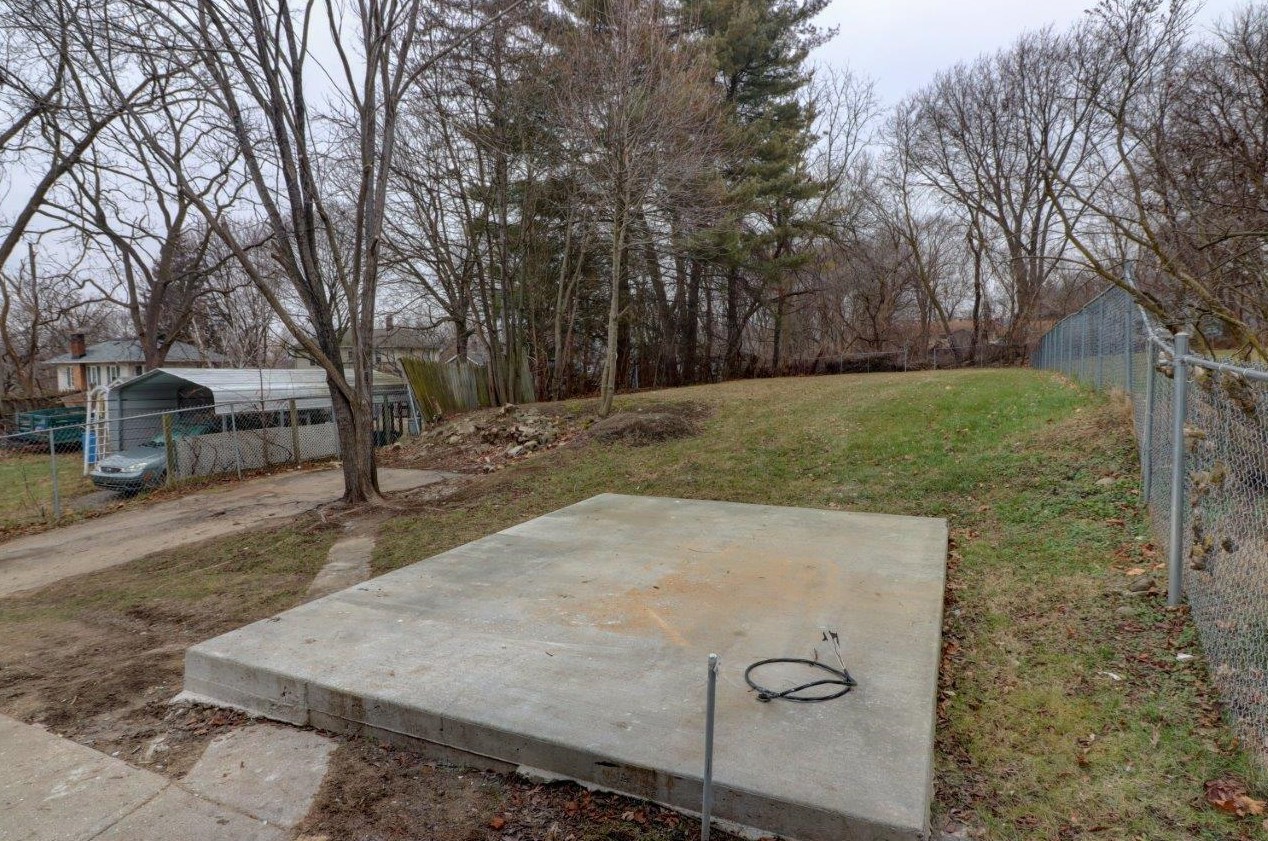 814 Burr St, Jackson MI  49201-1702 exterior