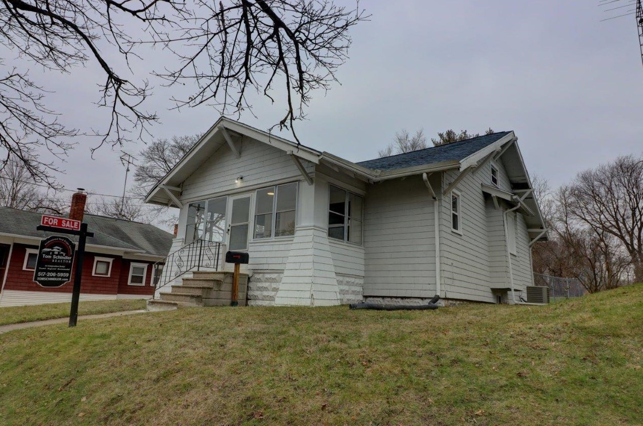 814 Burr St, Jackson MI  49201-1702 exterior