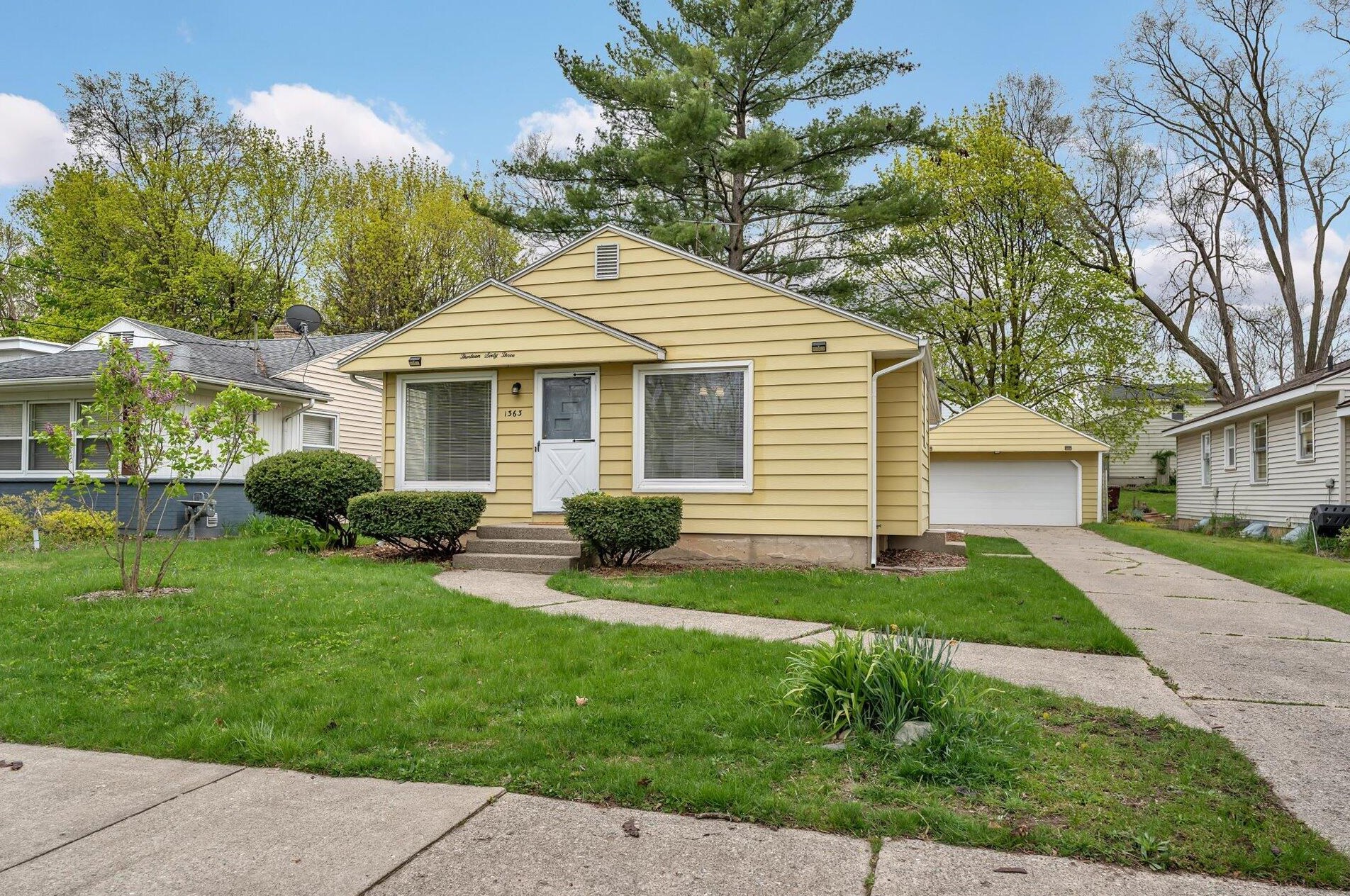 1363 Herrick Ave, Grand Rapids MI  49505-5538 exterior