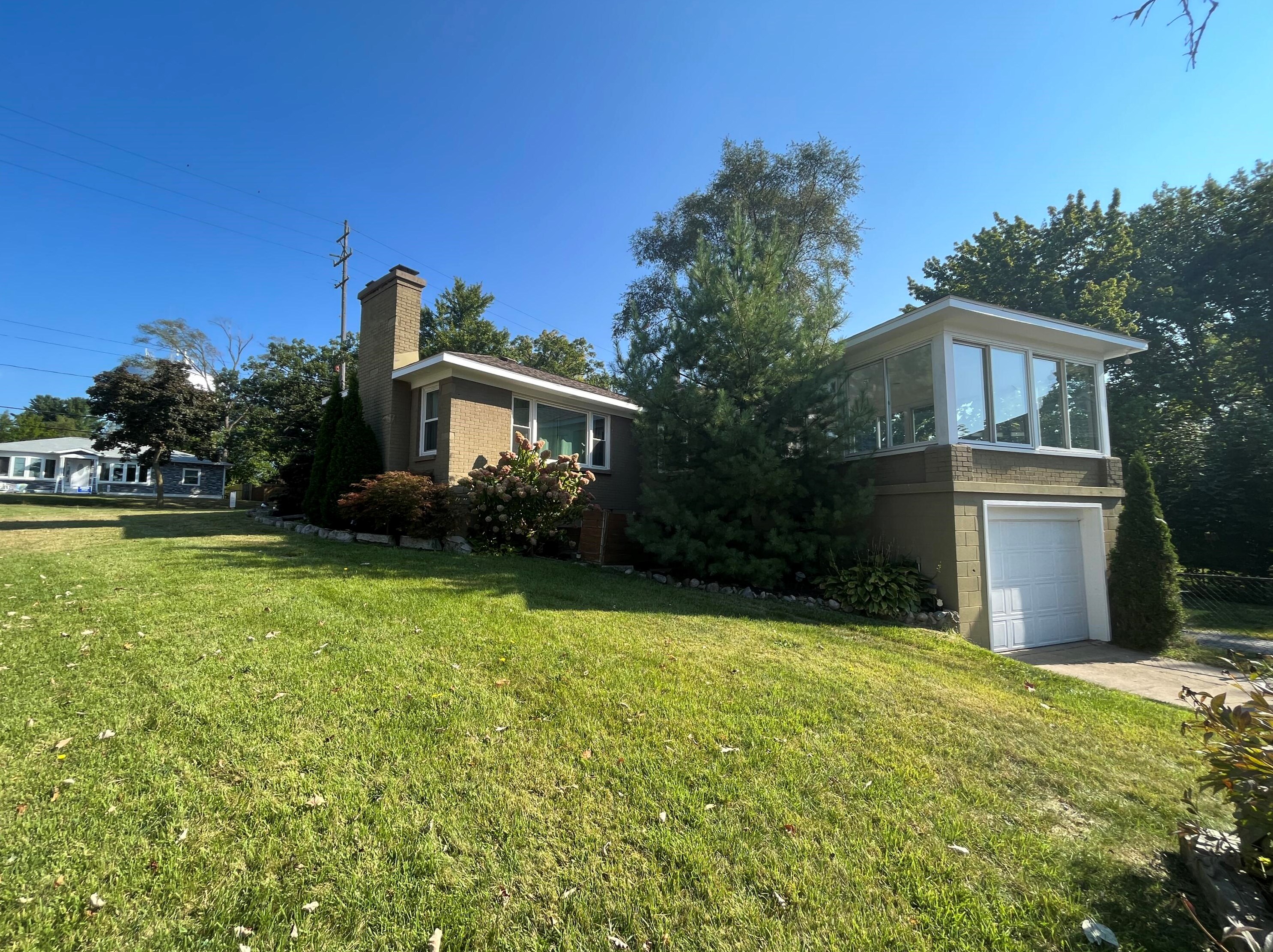 1706 Boston St, Grand Rapids MI  49506-4417 exterior