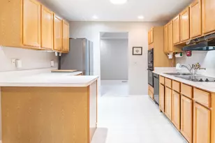 21329 Mulberry Ct, Farmington Hills, MI 48336 - Photo 3