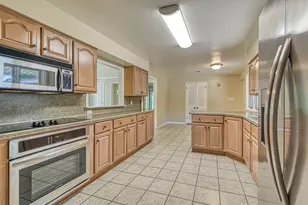 5026 Robinwood Dr, Monroe, MI 48161 - Photo 7