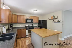 911 Emerald Ave NE, Grand Rapids, MI 49503 - Photo 13