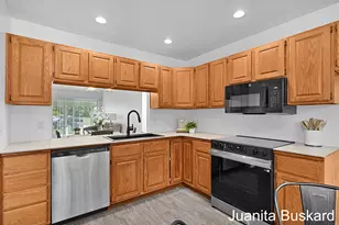 2743 Mulford Dr SE, Grand Rapids, MI 49546 - Photo 9