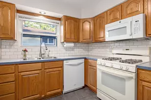 1119 Kentwood Dr NE, Grand Rapids, MI 49505 - Photo 9