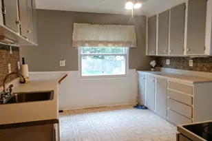 1426 18th St, Port Huron, MI 48060 - Photo 3