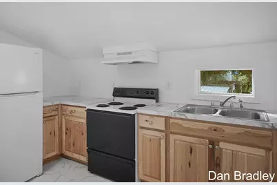 201 E Coffren Avenue, Greenville, MI 48838 - Photo 9