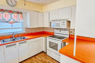 90 S Howell St, Hillsdale, MI 49242 - Photo 11