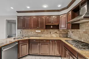 28043 New Bedford Dr, Farmington Hills, MI 48334 - Photo 19