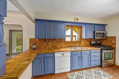 2818 Edgewood Avenue NE, Grand Rapids, MI 49505 - Photo 9