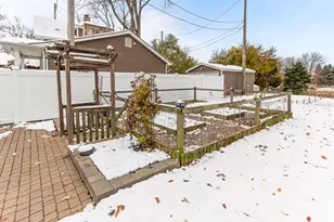 38 Riverside Dr, Mount Clemens, MI 48043 - Photo 9