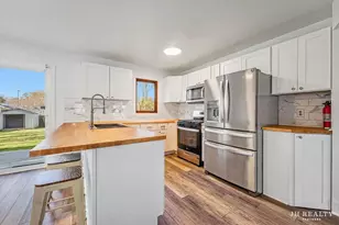 2027 Joan Ave NE, Grand Rapids, MI 49505 - Photo 11